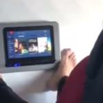 影／毫无公德心！飞机乘客「脚趾滑电视萤幕」超呕行为全被拍下