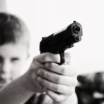 居家避疫期間槍支熱銷，兒童槍擊案件也飆升