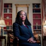 Ketanji Brown Jackson 宣誓就职 成为美国首位非裔女大法官[影]