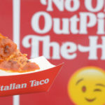應對 Taco Bell 家的熱門美食 Mexican Pizza，Pizza Hut 推出 Italian Taco