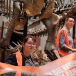 德国环保人士黏在恐龙骨架下抗议 巴黎奥塞博物馆也传画作遇袭[影]