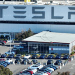 Tesla 在美召修逾32万辆车 软体问题致尾灯间歇开启
