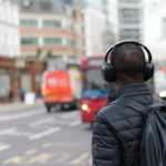 常戴耳机或泡夜店 全球估达13亿年轻人可能听力受损