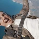 Tom Cruise 在「Mission: Impossible」 变跳伞机器 骑车跳跃破万次[影]