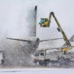 大风雪打乱圣诞返乡 美国逾2200航班取消