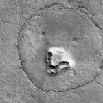 火星地表惊现可爱熊脸 眼睛鼻子头部清晰可见[影]
