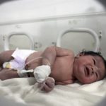叙利亚奇蹟女婴生于瓦砾堆 震后遗孤数千人愿收养[影]