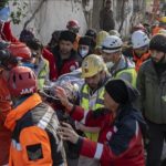 土耳其强震228小时过后 一家3口幸运获救