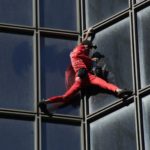 法国60岁「蜘蛛人」爬摩天大楼反年金改革 要政府清醒过来