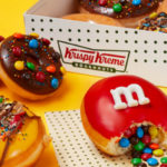 Krispy Kreme 首度與 M&M‘S 合作，限時推出新品巧克力豆甜甜圈