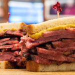 小編親訪紐約百年老店 Katz’s Delicatessen，紅到翻天的人氣三明治，與洛城人氣餐廳相比究竟怎麼樣？