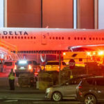 意外来的太突然😨Delta 飞机轮胎爆炸造成人员死亡受伤!!