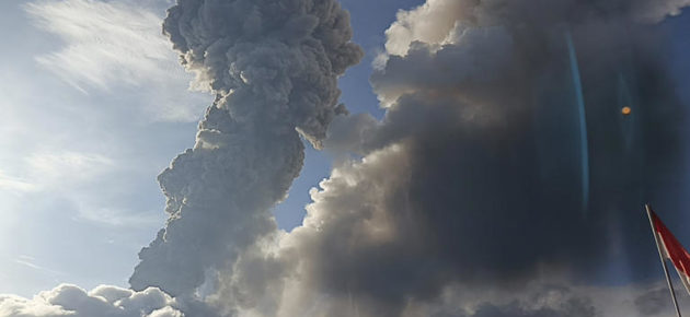 日本发布海啸警报，成千上万的人在印尼火山爆发后逃离