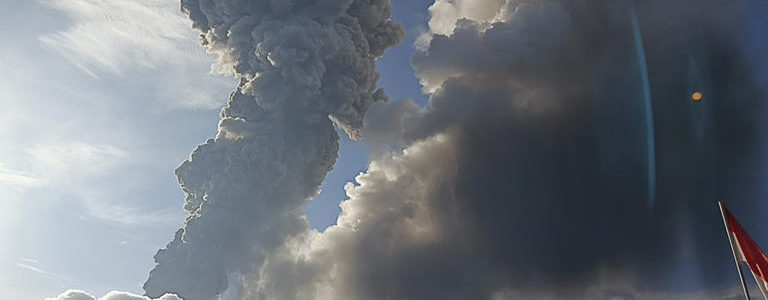 日本發布海嘯警報，成千上萬的人在印尼火山爆發後逃離