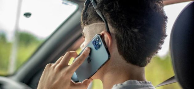 加州法院裁定駕駛時手持手機屬”違法”行為📱