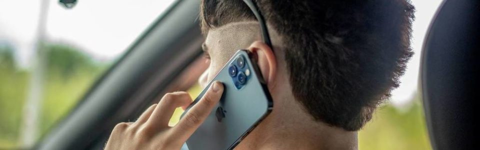 加州法院裁定駕駛時手持手機屬”違法”行為📱
