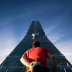 極限挑戰：Alex Honnold 無繩攀登台北101，直擊《Skyscraper Live》現場