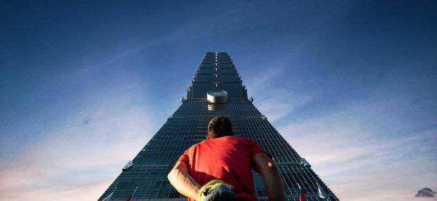 極限挑戰：Alex Honnold 無繩攀登台北101，直擊《Skyscraper Live》現場