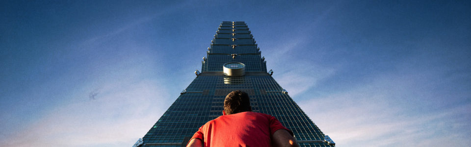 極限挑戰：Alex Honnold 徒手無繩攀登台北101，直擊現場《Skyscraper Live》